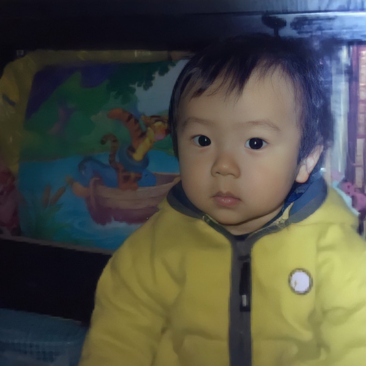 아무리 지쳐도 입꼬리만은 올라가 잇고 잘때도 웃고 잇다는 웃상의 남자인데 애기때 사진은 죄다 엄근진 표정이야  하