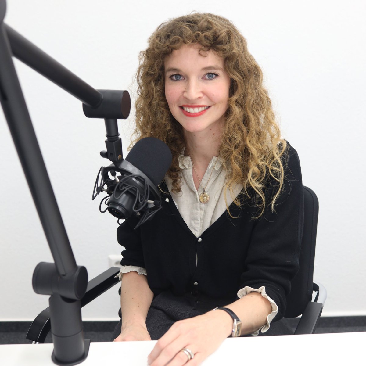 Bei der Hautreinigung nicht zu aggressiv vorgehen - das rät Dr. Nina Magnolo, Leiterin des Studienzentrums für innovative Dermatologie an der UKM-Hautklinik. In der aktuellen #Podcast-Folge sprechen wir mit ihr über die ideale Hautpflege. 

Zur Folge: shorturl.at/qLoFV