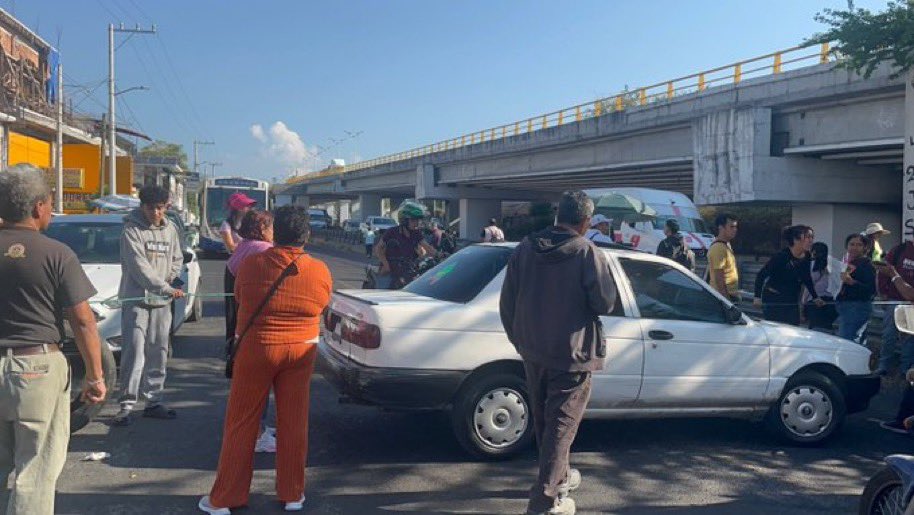 testigomorelos's tweet photo. Se registra bloqueo de manifestantes en el puente del Polvorín en Cuernavaca, comienza a generar tráfico. https://t.co/Qw12E2xYzQ