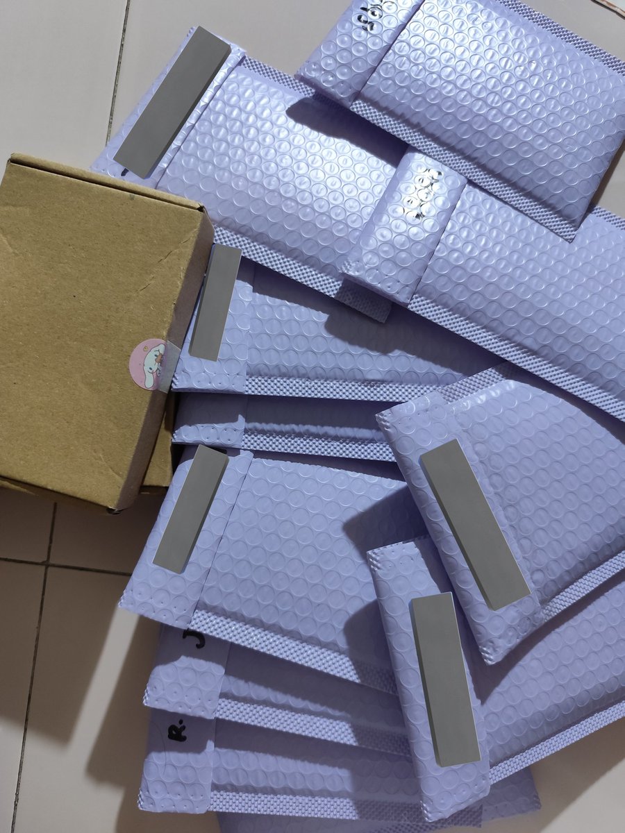 kyeom_ajuuu's tweet photo. ꒰ #ajuupdates 🌷✨ ꒱
─ all pending items for shipping are packed! however, tignan q muna sino pasok sa batch 1 kasi may limit sa j&t sa vouchers pero magkasunod lang naman na day yung shipout ^^ https://t.co/NnvYPm2D3c