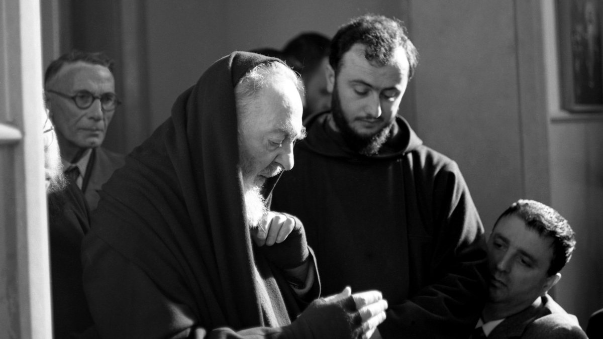 PadrepioSaint's tweet photo. † St. Padre Pio says:

“Do not worry over things that generate preoccupation, and anxiety ••••• Only one thing is necessary: to lift up your spirit and love God.’’ https://t.co/ZI8OiozZpL