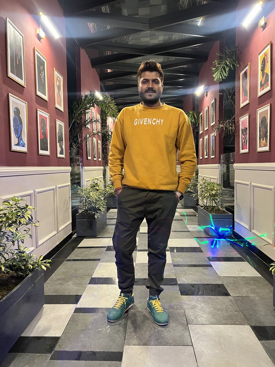 djdevildelhi's tweet photo. Positive vibes only 🤘

#djlife #artistlife #explorepage #exploremore #djdevildelhi #hardwork #internationaltour #europe #italy🇮🇹 #russia🇷🇺 #chinabeijing🇨🇳 #duabiuae🇦🇪 #thailand🇹🇭 #dj #internationaldj https://t.co/aFnRe5V49N