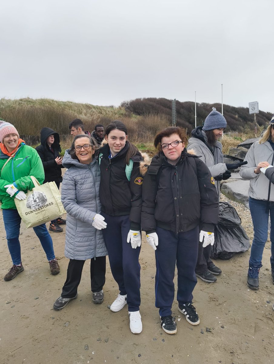 Congratulations to our Green Schools Committee who collected over 12kg of rubbish with Flossie Beach Cleaners last week ⁦<a href="/GreenSchoolsIre/">Green-Schools</a>⁩ ⁦<a href="/flossiebeachcl1/">flossieandthebeachcleaners</a>⁩