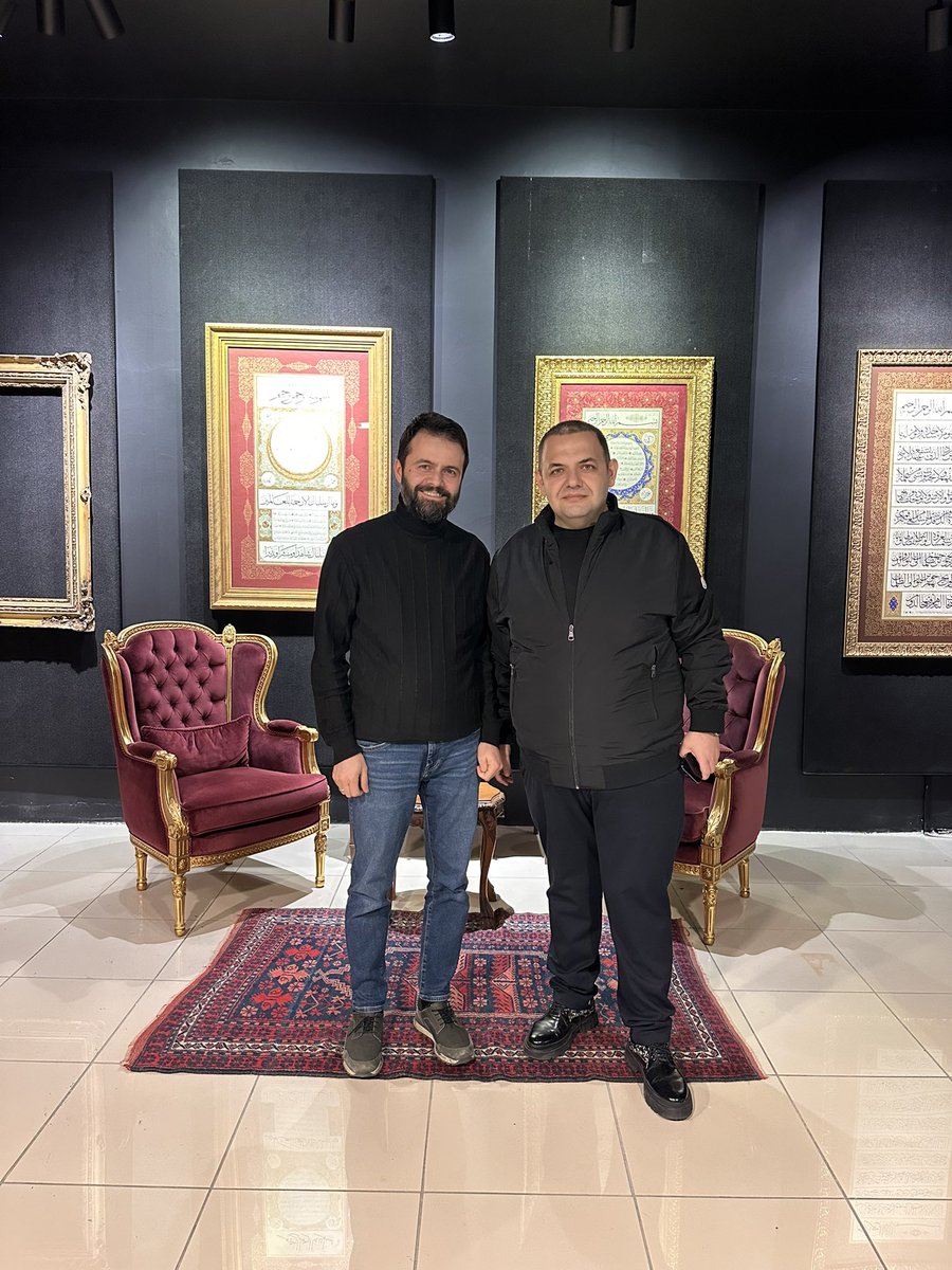 Sanatın ruhunu hissettiğimiz Siyah Sanat Galerisi’ni ziyaret ettim ve galerinin sahibi değerli Serhat Aydın ile keyifli bir sohbet gerçekleştirdik. Estetik, sanat ve zarafetin buluştuğu bu özel mekânda, birbirinden kıymetli eserleri yakından inceleme fırsatı buldum.

Serhat