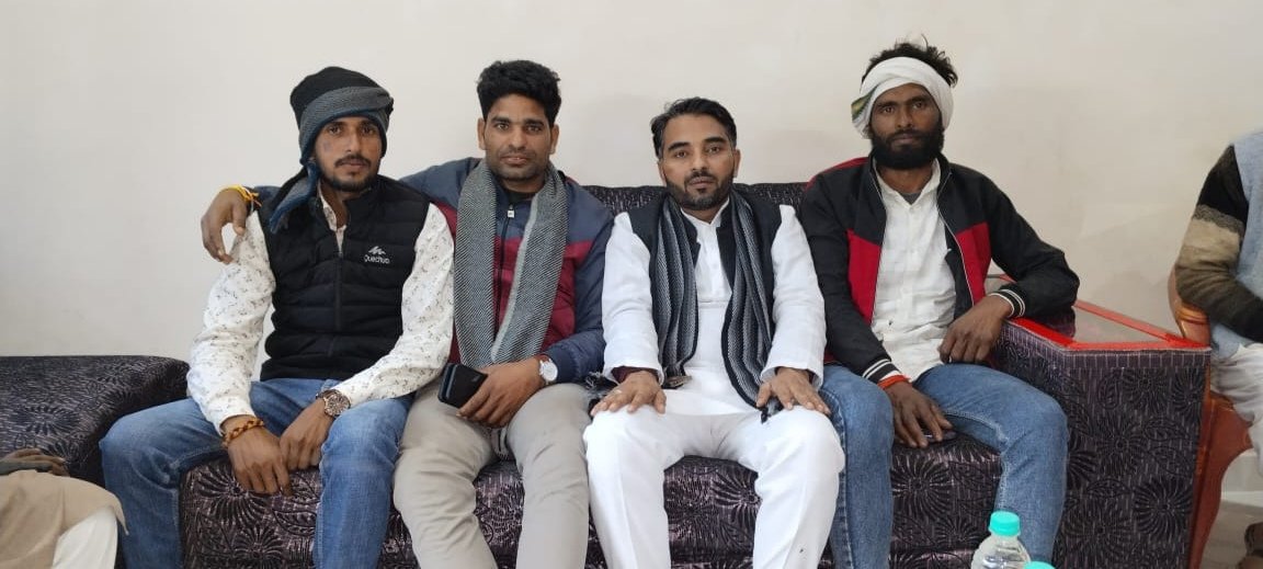 atulparashari's tweet photo. 123 विथरी विधान सभा के ग्राम तिरकुनिया में छोटे भाई सुदेश यादव द्वारा आयोजित अखंड रामायण पाठ में रहकर प्रसाद ग्रहण किया एवं बलिया के हमारे साथी भाई दीपक पाठक जी से मिलकर हाल-चाल जाना! https://t.co/JsXWwJhHNh