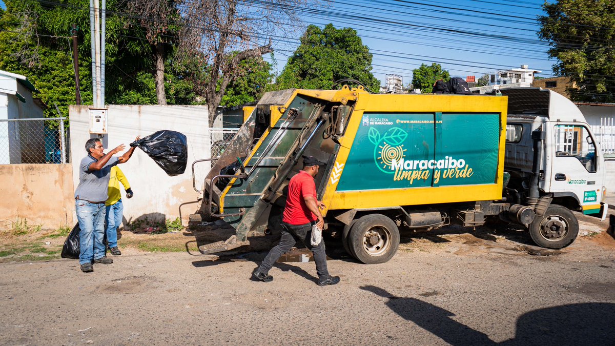 Esta mañana estuvimos acompañando al equipo de <a href="/imaumaracaibo_/">dimelobi</a>  y a su presidente Marcos Rivero durante el cumpliendo del cronograma de recolección de desechos en la parroquia Santa Lucía.