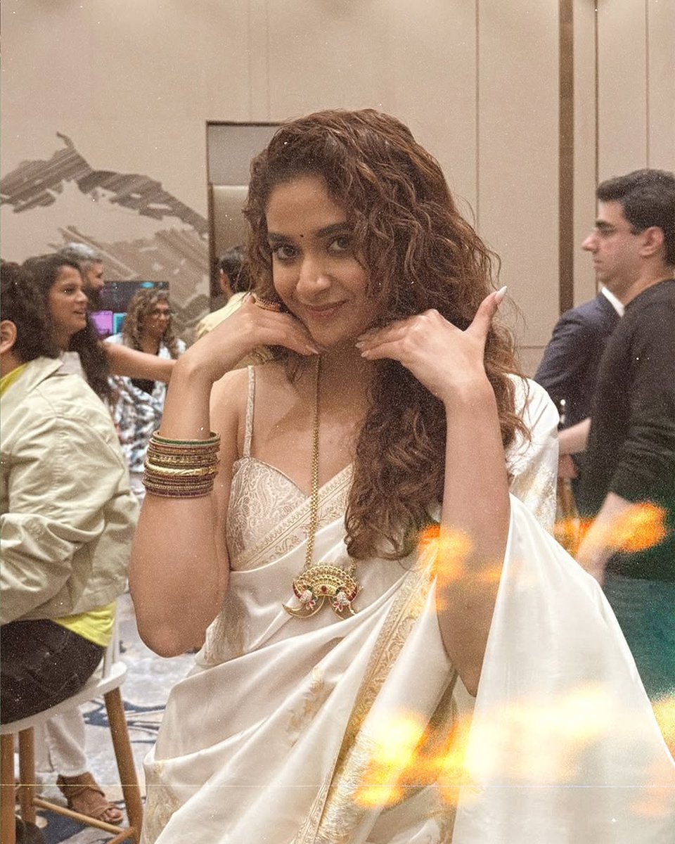 cinemascoop3's tweet photo. Keerthy suresh 🤍🥰

#KeerthySuresh #Netflix #Keerthy #NetflixEvent #AkkaOnNetflixIndia #keerthysuresh https://t.co/4IJDg6wmUi