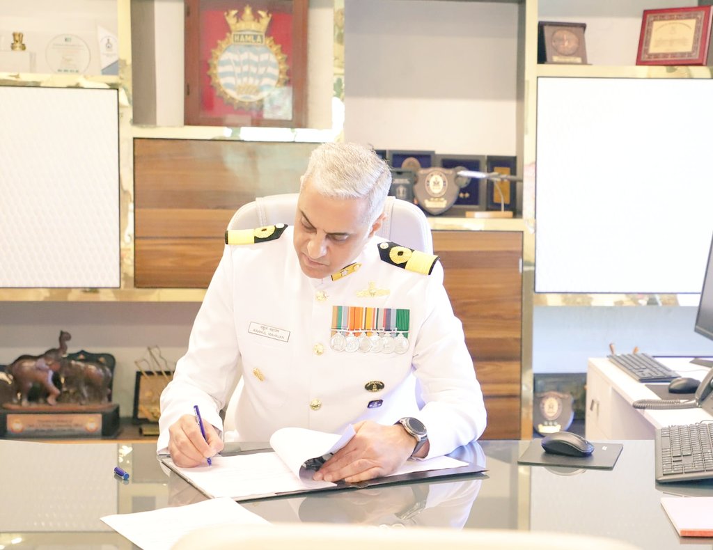 IN_Hamla's tweet image. #ChangeofCommand
Cmde Raahul Mahajan assumed duties of Commanding Officer, @IN_Hamla, Premier Logistics Training Unit of the #IndianNavy from Cmde Sankardeep Bharali on 31 Jan 25 in a ceremonial parade.
@IN_HQSNC @indiannavy @IndiannavyMedia