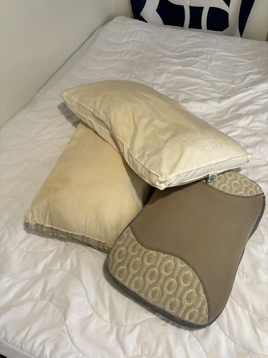 MichaelToro340's tweet photo. Woman will come and go but a yellow worn out pillow will always be there for you fellas https://t.co/JOzONLekKU