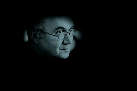 День памяти Ильи Кормильцева.

Человек вернулся с войны
веселый худой и живой
повесил в передней плащ
поцеловался с женой
он словно не замечал
дырки в своей груди
жмурясь пил сладкий чай
верил что победил

и такой у него был вид
словно он на войне этой не был убит.