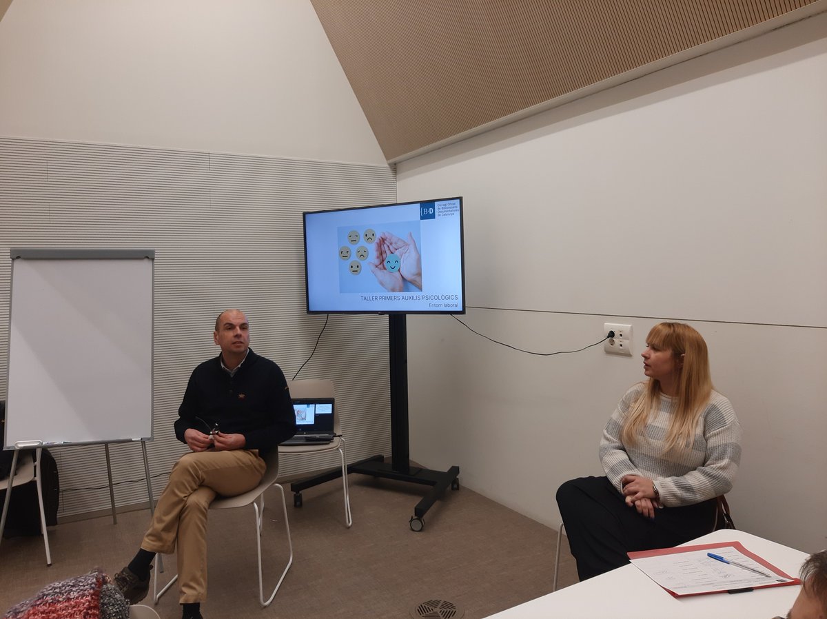 MartaFdezJurjo's tweet image. "Primers Auxilis Psicològics" perquè no cal ser psicòleg per cuidar la salut mental @cobdc. Espai de reflexió conjunta per 
conèixer els #PAP i saber aplicar-los en contextos de la vida laboral. A càrrec de Xavier Miguel, psicòleg i Màster en Direcció RH i Resolució de Conflictes