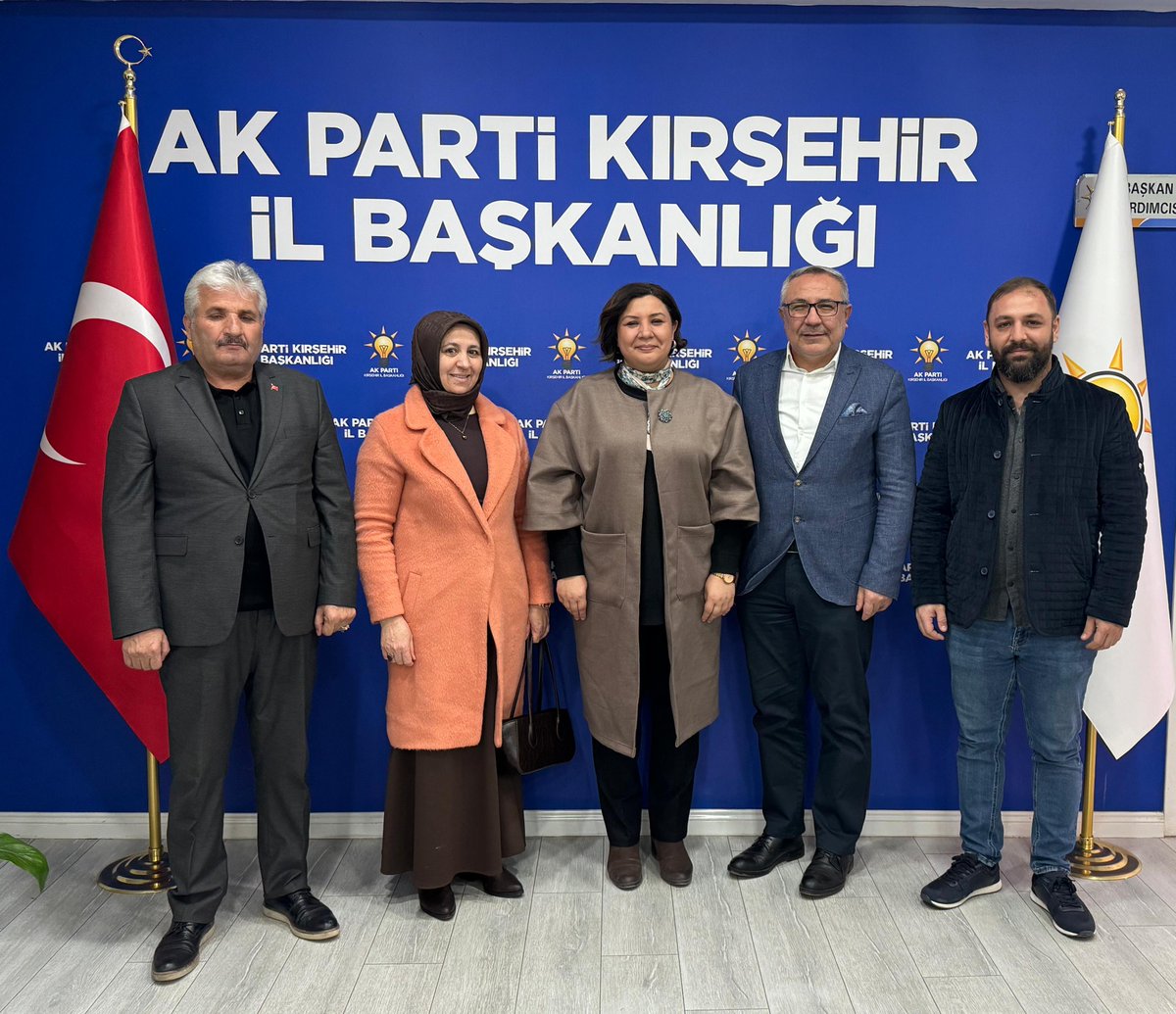 Ak_SKochisar's tweet photo. İlçe Başkanımız Sn.Levent SARIKAYA ,yönetim kurulu üyelerimiz ve Kadın Kolları Başkanımız Sn.Aysun PEKMEZCİ Kırşehir Ak Parti Kırşehir İl Başkanı Sn.Seher ÜNSAL Hanımefendiyi makamında ziyaret ettiler hayırlı olsun dileklerini ilettiler. https://t.co/Diq2nubKXB