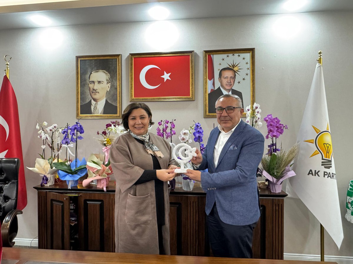 Ak_SKochisar's tweet photo. İlçe Başkanımız Sn.Levent SARIKAYA ,yönetim kurulu üyelerimiz ve Kadın Kolları Başkanımız Sn.Aysun PEKMEZCİ Kırşehir Ak Parti Kırşehir İl Başkanı Sn.Seher ÜNSAL Hanımefendiyi makamında ziyaret ettiler hayırlı olsun dileklerini ilettiler. https://t.co/Diq2nubKXB