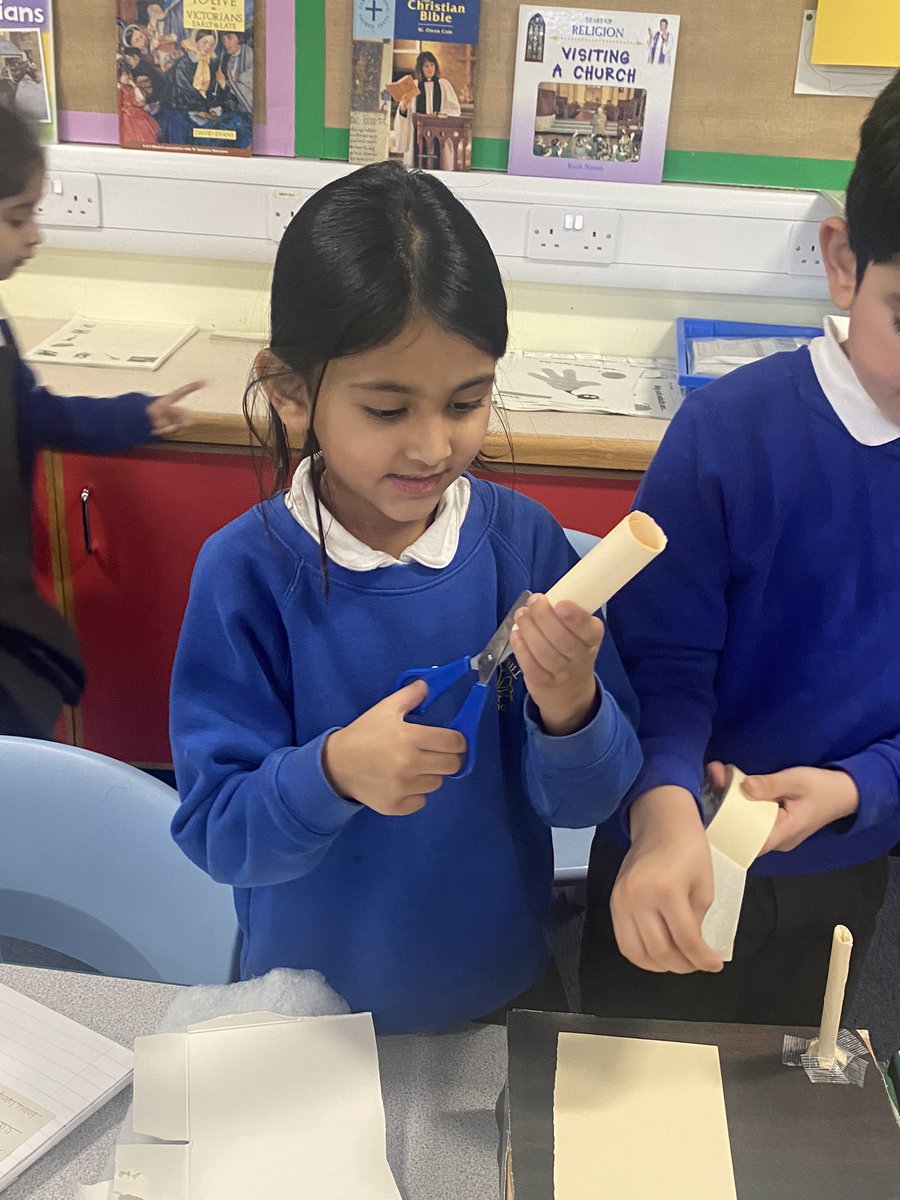 SunningHillPrim's tweet photo. In DT, 1H have been making Victorian furniture. https://t.co/VHIL67kKEs