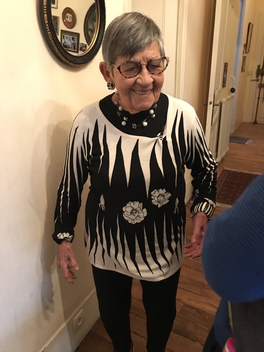 Le_CRIF's tweet photo. Joyeux anniversaire Ginette - 100 ans aujourd’hui ! Nous te souhaitons encore de belles années, dans la santé et toujours avec ton sourire ! 

Ginette pour nous, c’est ce sourire, son humour, son autodérision, sa joie de vivre et sa force de caractère.

C’est aussi sa détermination et son courage qui l’ont conduite partout en France pour témoigner des conséquences terribles de l’antisémitisme et de sa déportation à Auschwitz-Birkenau.

Le Crif a eu l’honneur de rencontrer Ginette dans le cadre de l’exposition « Lest We Forget- N’oublions pas 2022 » (seconde photo), réalisée à l’occasion des 80 ans de la Rafle du Vél d’Hiv. 

*Ginette Kolinka née Cherkasky*
Ginette est née le 4 février 1925 à Paris. 
En mars 1944, Ginette, son père, son frère et son neveu sont arrêtés à leur domicile. Ginette a 19 ans.
Tous ont été déportés à Auschwitz-Birkenau, mais seule Ginette est revenue.

Lien vers son témoignage : https://t.co/RUbAGh7rQV