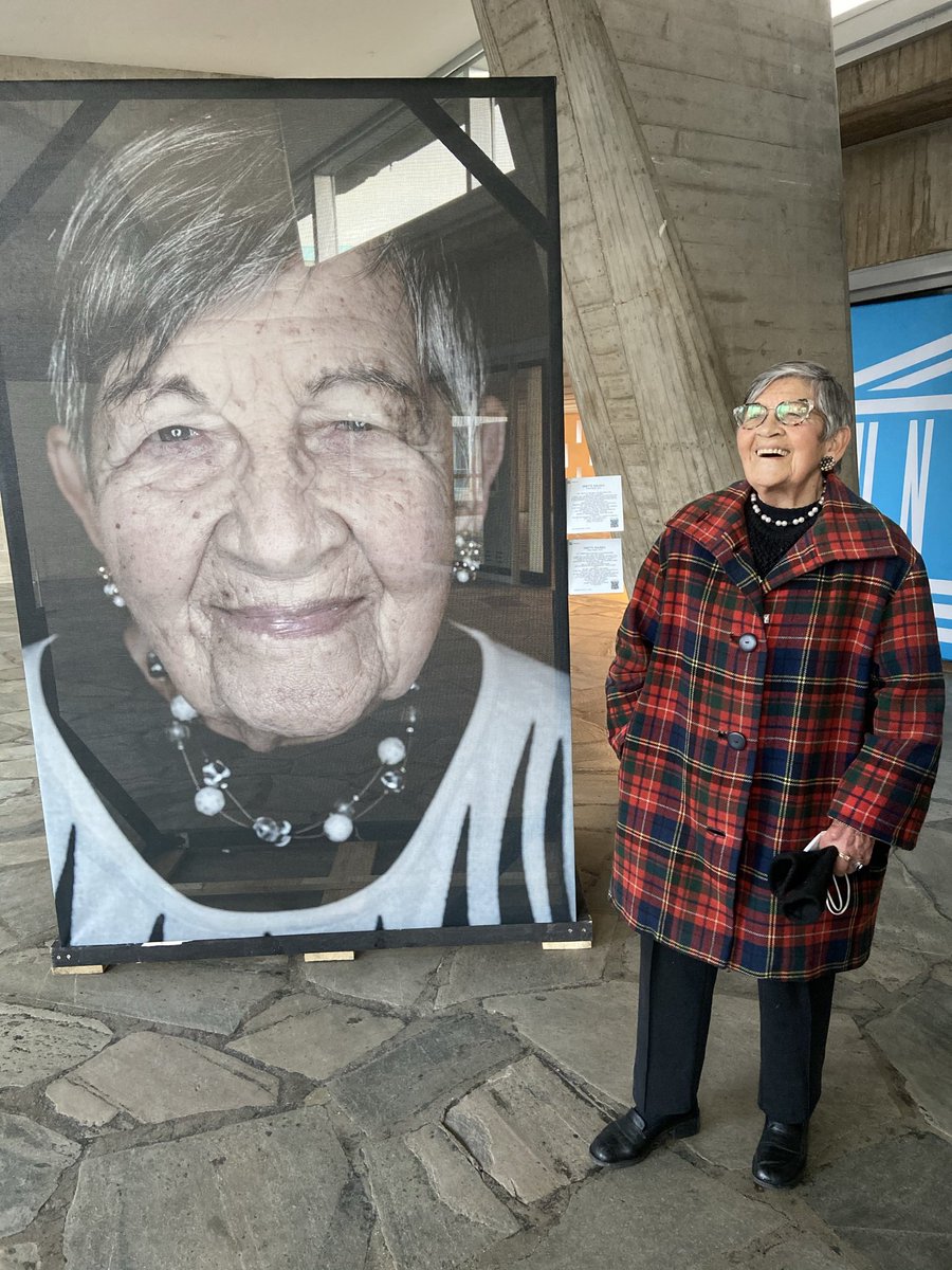 Le_CRIF's tweet photo. Joyeux anniversaire Ginette - 100 ans aujourd’hui ! Nous te souhaitons encore de belles années, dans la santé et toujours avec ton sourire ! 

Ginette pour nous, c’est ce sourire, son humour, son autodérision, sa joie de vivre et sa force de caractère.

C’est aussi sa détermination et son courage qui l’ont conduite partout en France pour témoigner des conséquences terribles de l’antisémitisme et de sa déportation à Auschwitz-Birkenau.

Le Crif a eu l’honneur de rencontrer Ginette dans le cadre de l’exposition « Lest We Forget- N’oublions pas 2022 » (seconde photo), réalisée à l’occasion des 80 ans de la Rafle du Vél d’Hiv. 

*Ginette Kolinka née Cherkasky*
Ginette est née le 4 février 1925 à Paris. 
En mars 1944, Ginette, son père, son frère et son neveu sont arrêtés à leur domicile. Ginette a 19 ans.
Tous ont été déportés à Auschwitz-Birkenau, mais seule Ginette est revenue.

Lien vers son témoignage : https://t.co/RUbAGh7rQV
