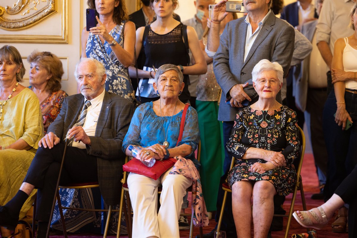 Le_CRIF's tweet photo. Joyeux anniversaire Ginette - 100 ans aujourd’hui ! Nous te souhaitons encore de belles années, dans la santé et toujours avec ton sourire ! 

Ginette pour nous, c’est ce sourire, son humour, son autodérision, sa joie de vivre et sa force de caractère.

C’est aussi sa détermination et son courage qui l’ont conduite partout en France pour témoigner des conséquences terribles de l’antisémitisme et de sa déportation à Auschwitz-Birkenau.

Le Crif a eu l’honneur de rencontrer Ginette dans le cadre de l’exposition « Lest We Forget- N’oublions pas 2022 » (seconde photo), réalisée à l’occasion des 80 ans de la Rafle du Vél d’Hiv. 

*Ginette Kolinka née Cherkasky*
Ginette est née le 4 février 1925 à Paris. 
En mars 1944, Ginette, son père, son frère et son neveu sont arrêtés à leur domicile. Ginette a 19 ans.
Tous ont été déportés à Auschwitz-Birkenau, mais seule Ginette est revenue.

Lien vers son témoignage : https://t.co/RUbAGh7rQV