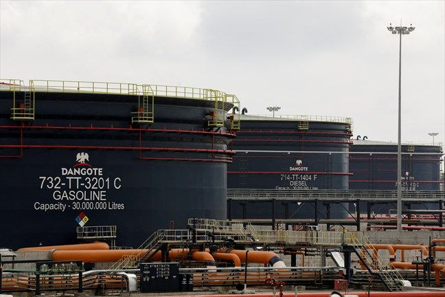 finance_sika's tweet photo. Au #Nigeria, le gouvernement menace de retirer les licences aux compagnies pétrolières qui n’approvisionnent pas les #raffineries locales, préférant vendre toute leur production sur le marché international. #Dangote #petrole
https://t.co/7Zt5MzMT4c https://t.co/bLF3azAfdJ