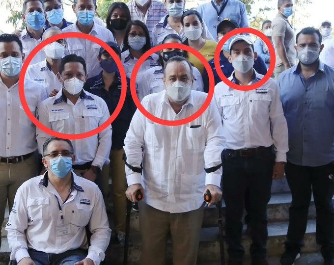 Mariateke69's tweet photo. En esta imagen plagada de ratas, por qué consuelo corrupta porras protege al más hijodeputa presidente que hemos tenido. https://t.co/7Q6j8TcZHU