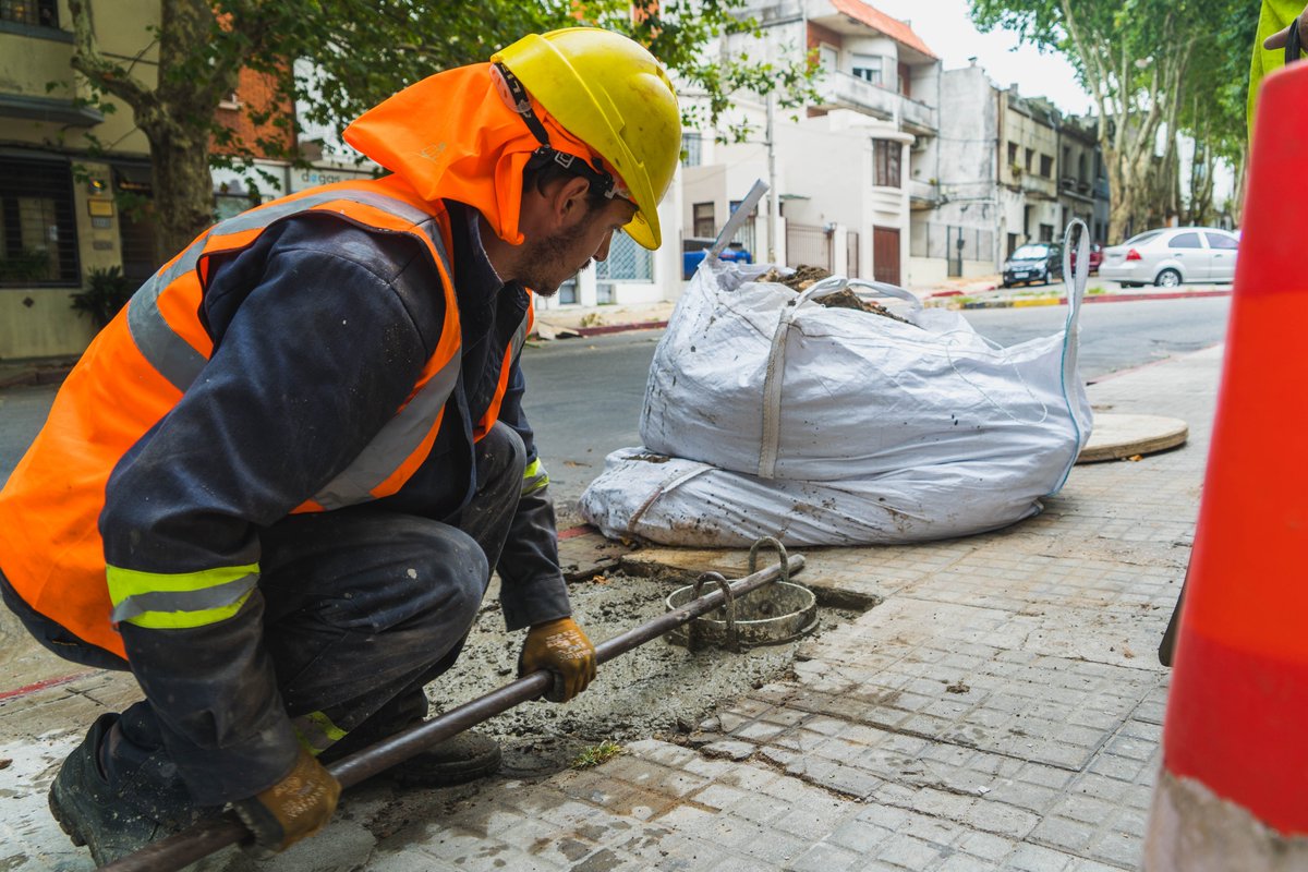 Municipio_CH's tweet photo. Se está llevando a cabo la instalación de nuevos postes de luminarias en la calle Gabriel Pereira. Mejorando los espacios para todos. ¡Sigamos construyendo un Municipio más seguro!
#SomosCH https://t.co/gjAKG1Cj40
