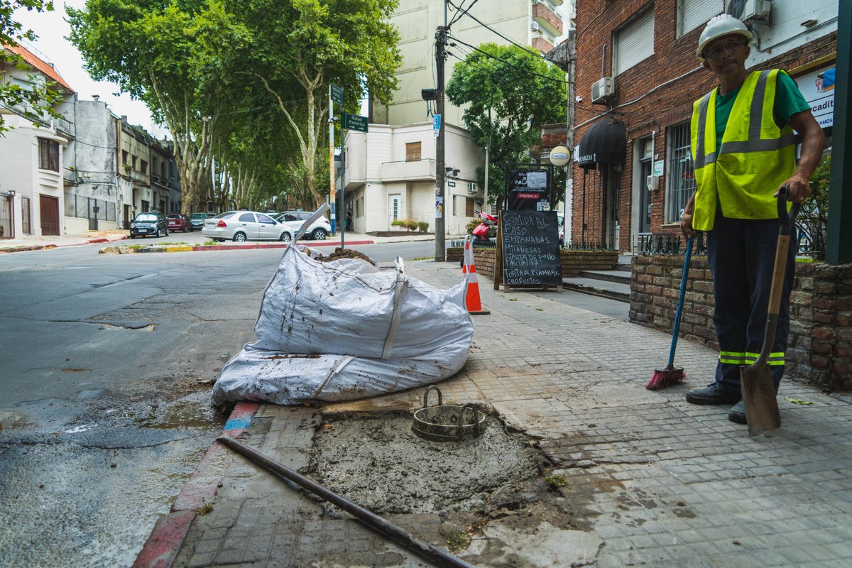 Municipio_CH's tweet photo. Se está llevando a cabo la instalación de nuevos postes de luminarias en la calle Gabriel Pereira. Mejorando los espacios para todos. ¡Sigamos construyendo un Municipio más seguro!
#SomosCH https://t.co/gjAKG1Cj40