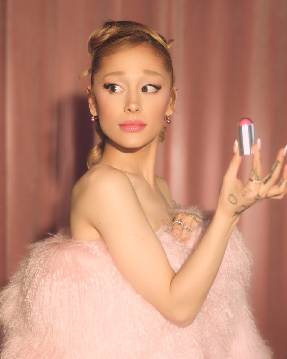 rembeauty's tweet image. ☁️our dreamiest collection yet ☁️

ariana is wearing:
#dreamglow highlight serum in “aura”
#eclipse blush + lip stick in “matinee”
#essentialdrip glossy balm in “cotton candy”
#sweetener foundation in” light 8nw” 
#sweetener concealer in “light 4g”
#flourishing lengthening