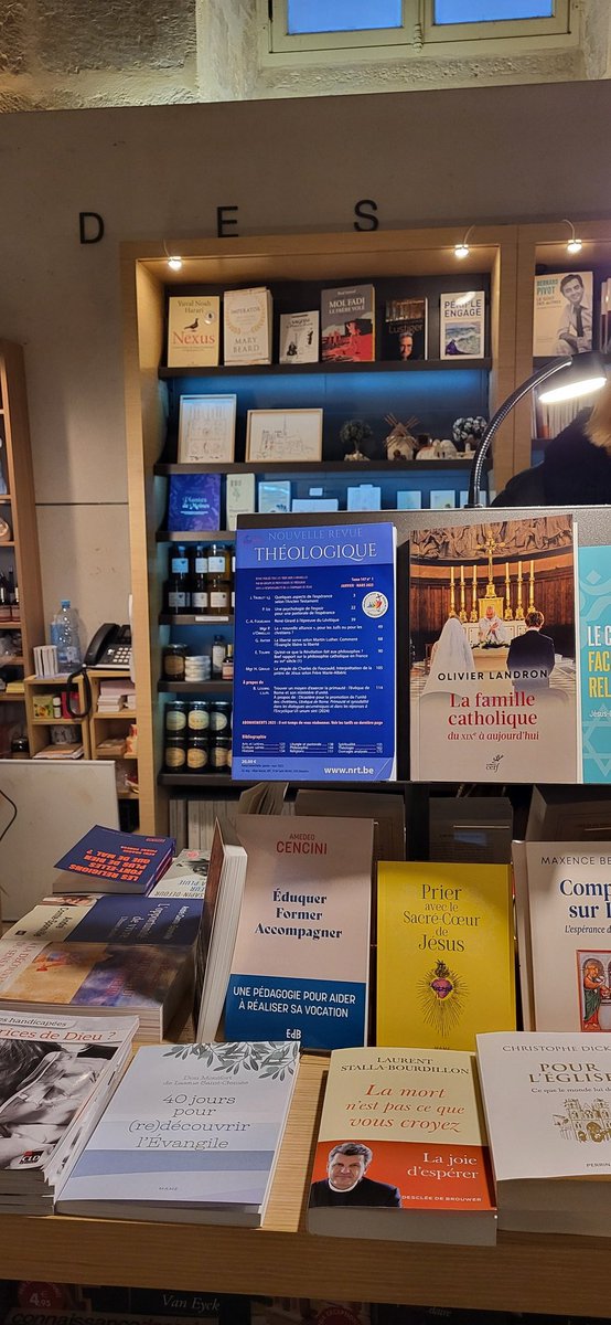 Dirnrt's tweet photo. Merci @laprocure des @CBernardins de mettre en vitrine la https://t.co/RAg0Y13xKn. le dernier numéro colle à l'actualité ecclésiale (le prochain mériterait un teaser mais pas le temps...) ! https://t.co/HZLJpeTIaV
