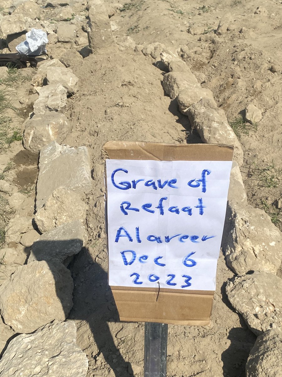 AsemAlnabeh's tweet image. Dear friends of Refaat Alareer around the world,
I want to share with you that after a long and painful search we have finally found Dr. Refaat Alareer’s body, which had been buried in a makeshift cemetery. Today, we moved him, along with his brother Salah, his sister Asma and…