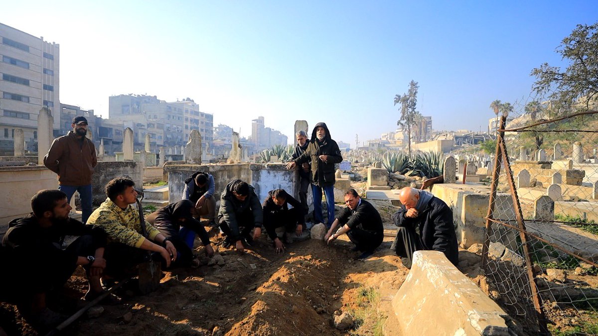 AsemAlnabeh's tweet image. Dear friends of Refaat Alareer around the world,
I want to share with you that after a long and painful search we have finally found Dr. Refaat Alareer’s body, which had been buried in a makeshift cemetery. Today, we moved him, along with his brother Salah, his sister Asma and…