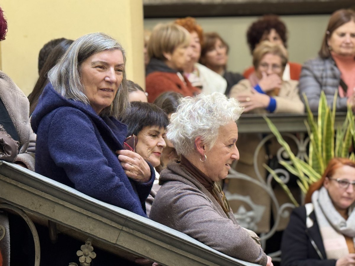 Santa Ageda abesbatzari harrera egin zaio gaur Udaletxean. Herritar ugari hurbildu dira goizeko azken kantuak entzutera. Beste urte batez, belaunaldi ezberdinak batu eta kantu-eskean atera dira herriko auzo, kale eta baserrietatik. Arratsaldean plazan emango diote amaiera.