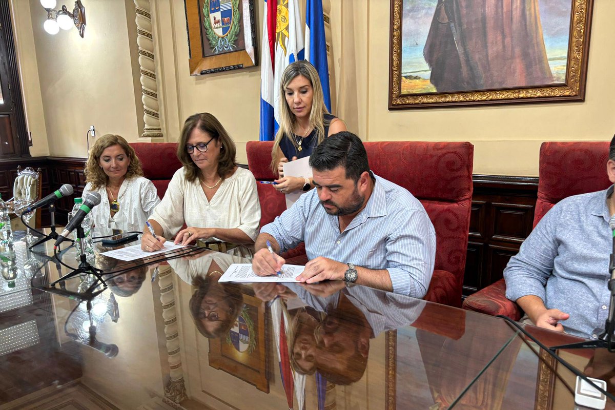 🟢 El MIEM y la Intendencia de Paysandú firmaron un convenio para crear un comité de seguimiento y promoción del hidrógeno. El documento incluye una serie de acciones para difundir el #HidrógenoVerde y sus derivados en el departamento de Paysandú. Suscribieron la ministra Elisa