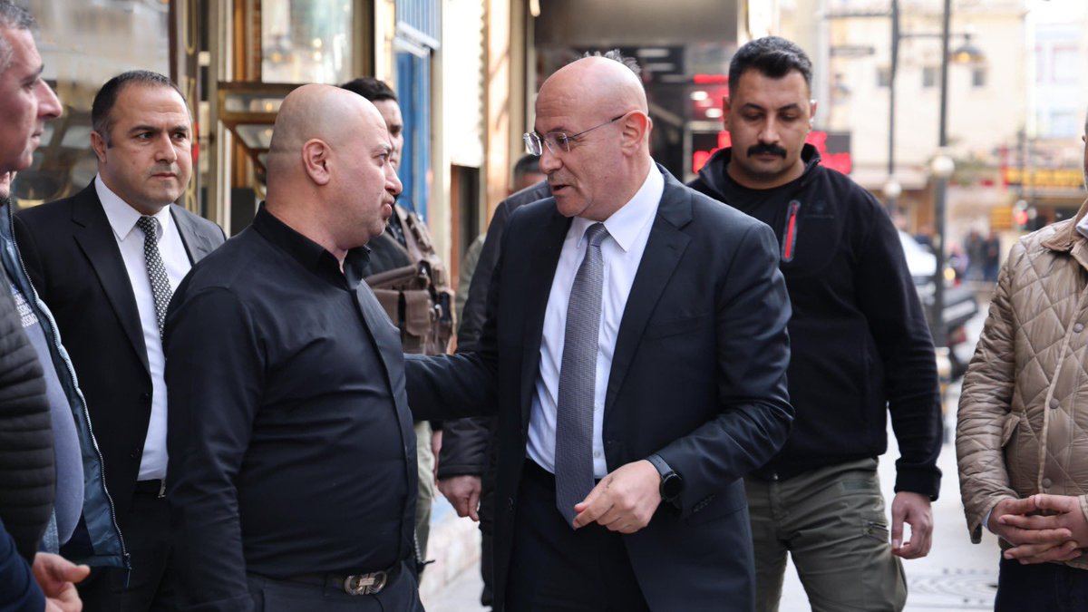 MardinEmniyeti's tweet photo. 🔸İl Emniyet Müdürümüz Sayın Cebrail BUĞDAY, İl Emniyet Müdür Yardımcılarımızla birlikte; 

📍Sınırın sıfır noktasındaki Nusaybin ilçemizde, 
Tarihi Çarşı’da dolaştı, esnaflarımız ve vatandaşlarımızla selamlaştı.

#MardininHuzuru
#TürkiyeninHuzuru https://t.co/n79JERtd0W