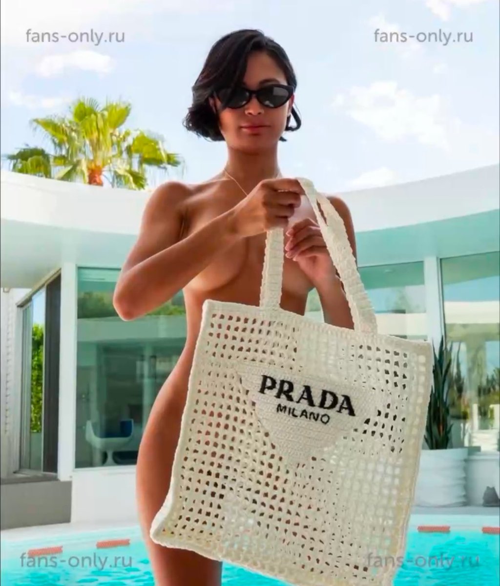 LeaksWurld's tweet photo. Chanel uzi with the bag #ytidun https://t.co/yXS5G7vUId