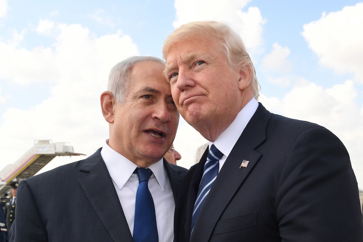 Trump; Ateşkese garanti veremem. İsrail'in toprakları çok küçük. Netanyahu ise; Ortadoğu haritasını yeniden çizebiliriz. Diyor.
Şimdi Trump kazansım diye bekleyen ve kazanınca sevinen aklı kıtlar bir daha baksın.
Köşe yazımda tam da bu konuyu yazmıştım. "Küfür tek millettir"
ABD