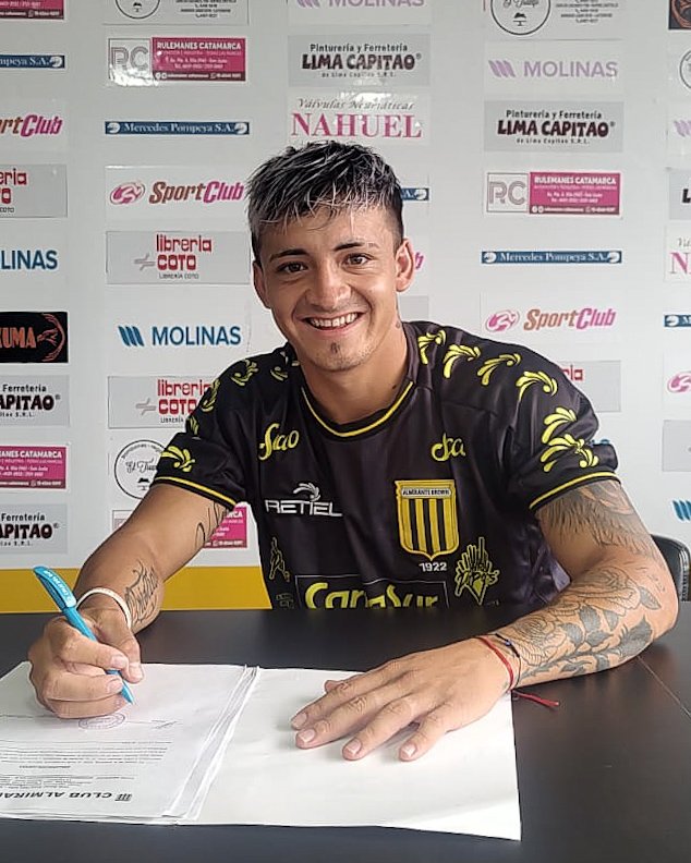 Club_AlteBrown's tweet photo. ¡Un tripulante más! 💪

Esteban Zeballos firmó su contrato y se convirtió en nuevo jugador de Almirante Brown. El delantero, que venía trabajando con el plantel, vestirá la camiseta aurinegra hasta diciembre de 2026.

¡Bienvenido, Chucky!
#DaleBrown 🖤💛 https://t.co/JlFoX8c10c
