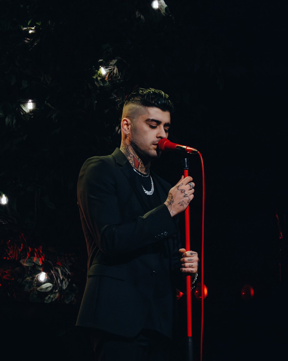 most stunning picture of the most stunning man in the most stunning outfit