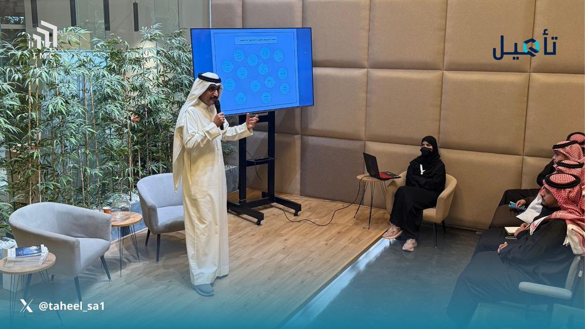 Taheel_sa1's tweet photo. “لحظات من اليوم الثالث من #معسكر_تأهيل ضمن الدورة الأولى "بناء السلوك والمهارة القيادية للإعلامي" يلقيها أ. سعود القحطاني

#معسكر_تأهيل #نادي_الإعلام https://t.co/VQ10a8Omx2