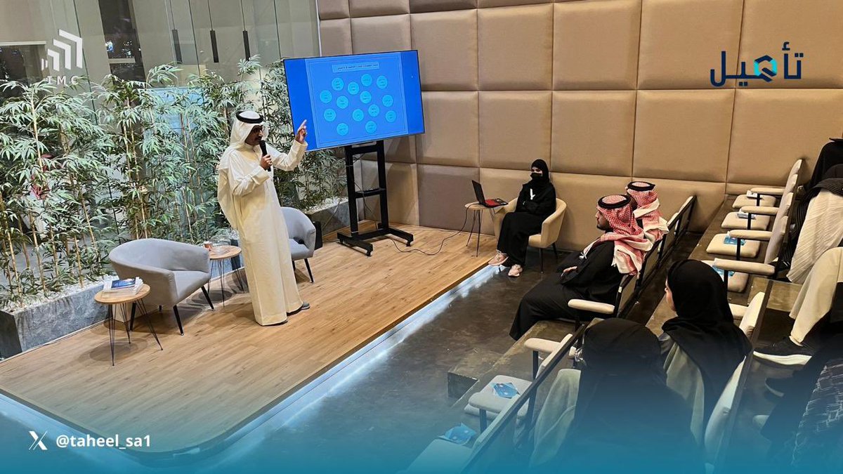 Taheel_sa1's tweet photo. “لحظات من اليوم الثالث من #معسكر_تأهيل ضمن الدورة الأولى "بناء السلوك والمهارة القيادية للإعلامي" يلقيها أ. سعود القحطاني

#معسكر_تأهيل #نادي_الإعلام https://t.co/VQ10a8Omx2