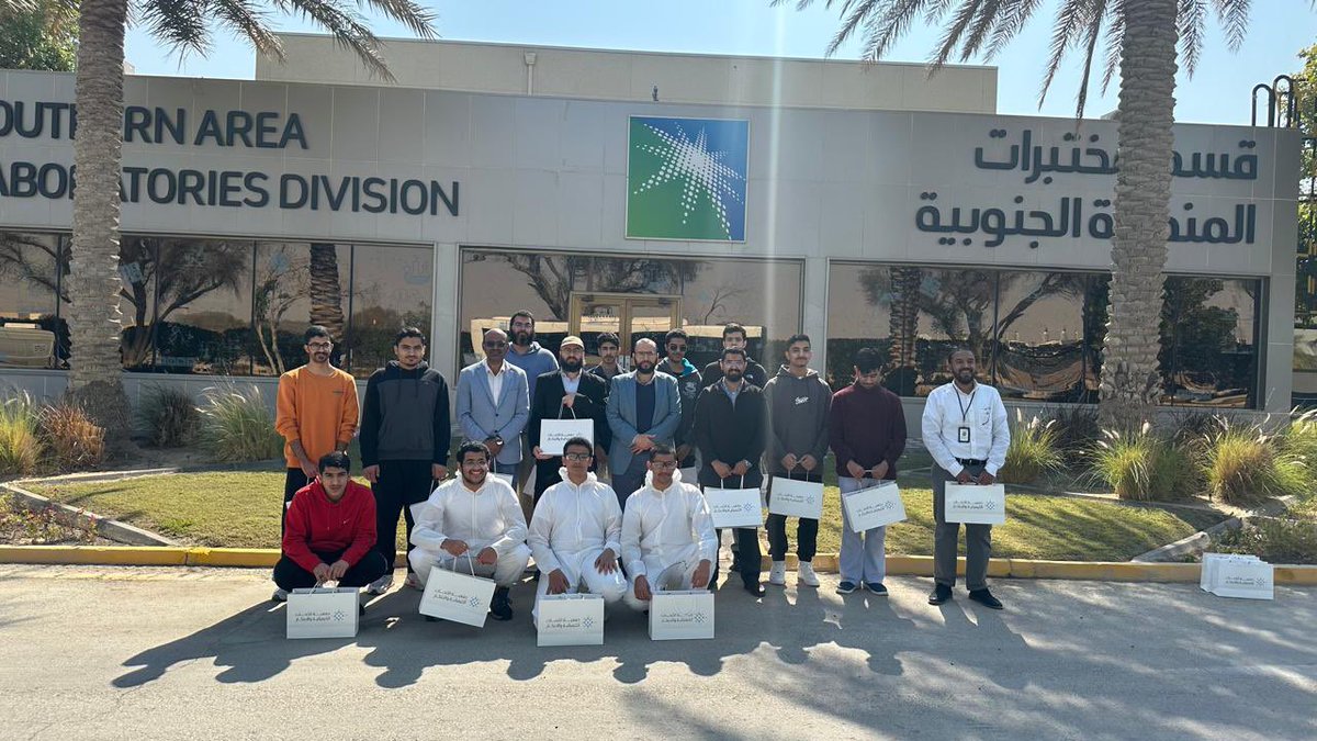 مقتطفات من زيارتنا إلى قسم مختبرات أرامكو في المنطقة الجنوبية - بقيق 💥🧪

حيث تعرف الطلاب -ميدانيّا- على العمليات والتحاليل المجراة على عينات الزيت والماء، وأساسيات تقييمها، ومعايير الجودة والسلامة في المختبر.