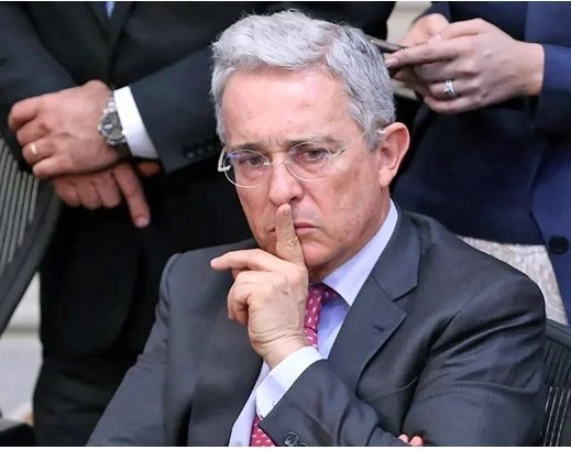 jairot78's tweet photo. Urgente 🚨 la sala penal del Tribunal Superior de Bogotá ORDENA incluir las interceptaciones entre el abo-Ganster Diego Cadena y Álvaro Uribe en el juicio de manipulación de testigos. Malévolo Cucarachon se nos va a poner sentimental. https://t.co/WKMQeZs8MZ