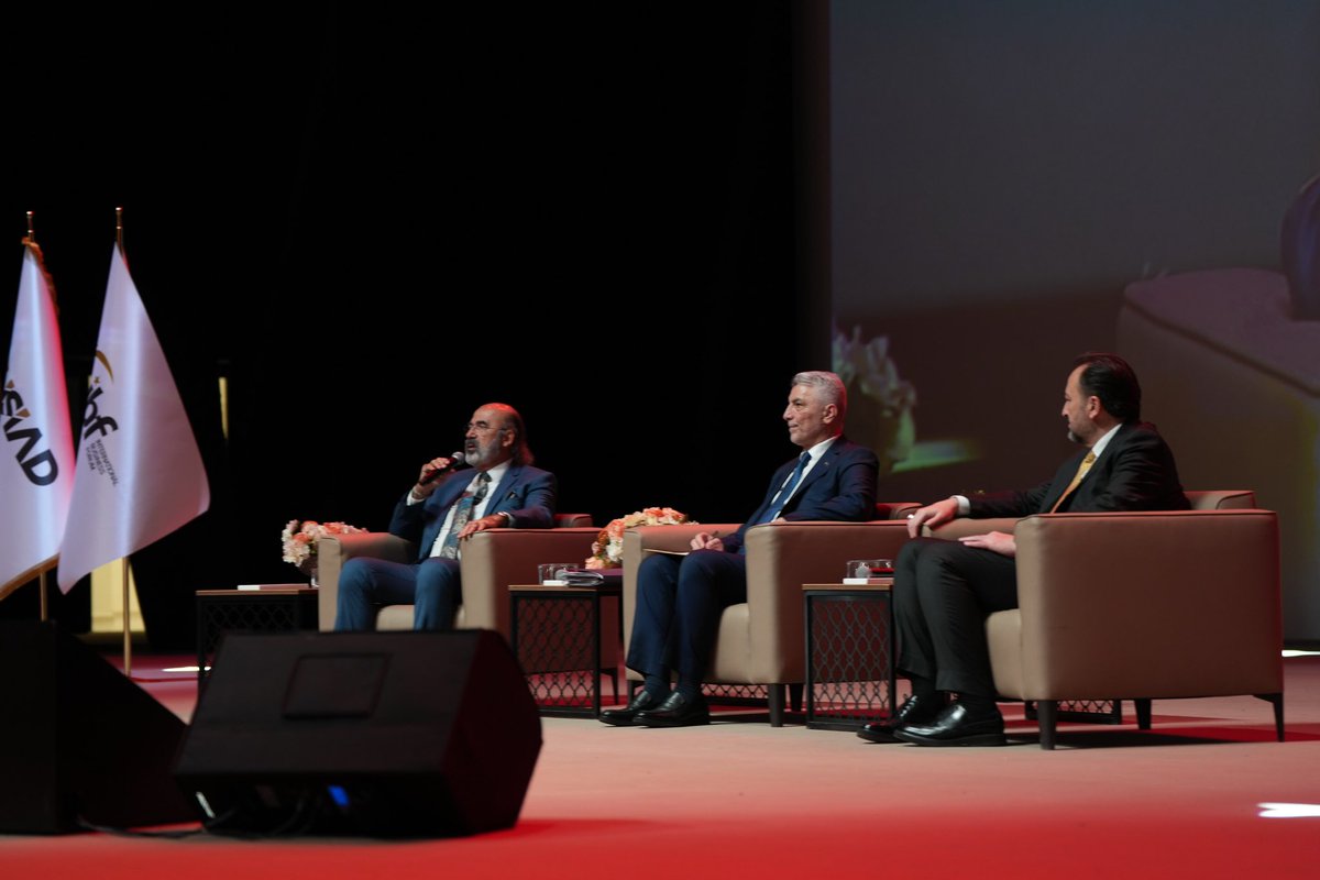 "Türkiye-Suriye Ticaretinde Stratejik Yaklaşımlar ve Sürdürülebilir Kalkınma Hedefleri" panelinde konuşmacı olarak yer alan Ticaret Bakanımız Sayın Prof. Dr. Ömer Bolat, IBF Başkanımız Erol Yarar ve MÜSİAD Genel Başkanımız Mahmut Asmalı; Türkiye’nin, Suriye’ye ticaretteki