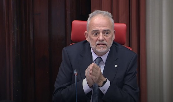 UABBarcelona's tweet photo. El #rectorUAB Javier Lafuente ha comparegut davant la Comissió de Recerca i Universitats del @parlamentcat per informar sobre els reptes i les estratègies de la #UAB: “volem que l’experiència de viure la Universitat estigui a l’abast de tothom independentment de l’origen”. https://t.co/Ds95glme2m