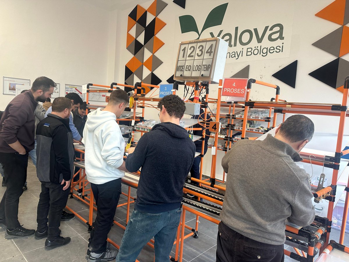 Nitelikli İstihdam Merkezimizde kabiliyet geliştirme programlarımız devam ediyor. Yalın Model Fabrikamızda bugün tesislerimizin üretim sorumluları ve Yalova Üniversitemizin akademisyenlerine Yalın Üretim eğitimleri verildi. Yerli, Yenilikçi, Yeşil, Yüksek Teknolojili ve YALIN ...