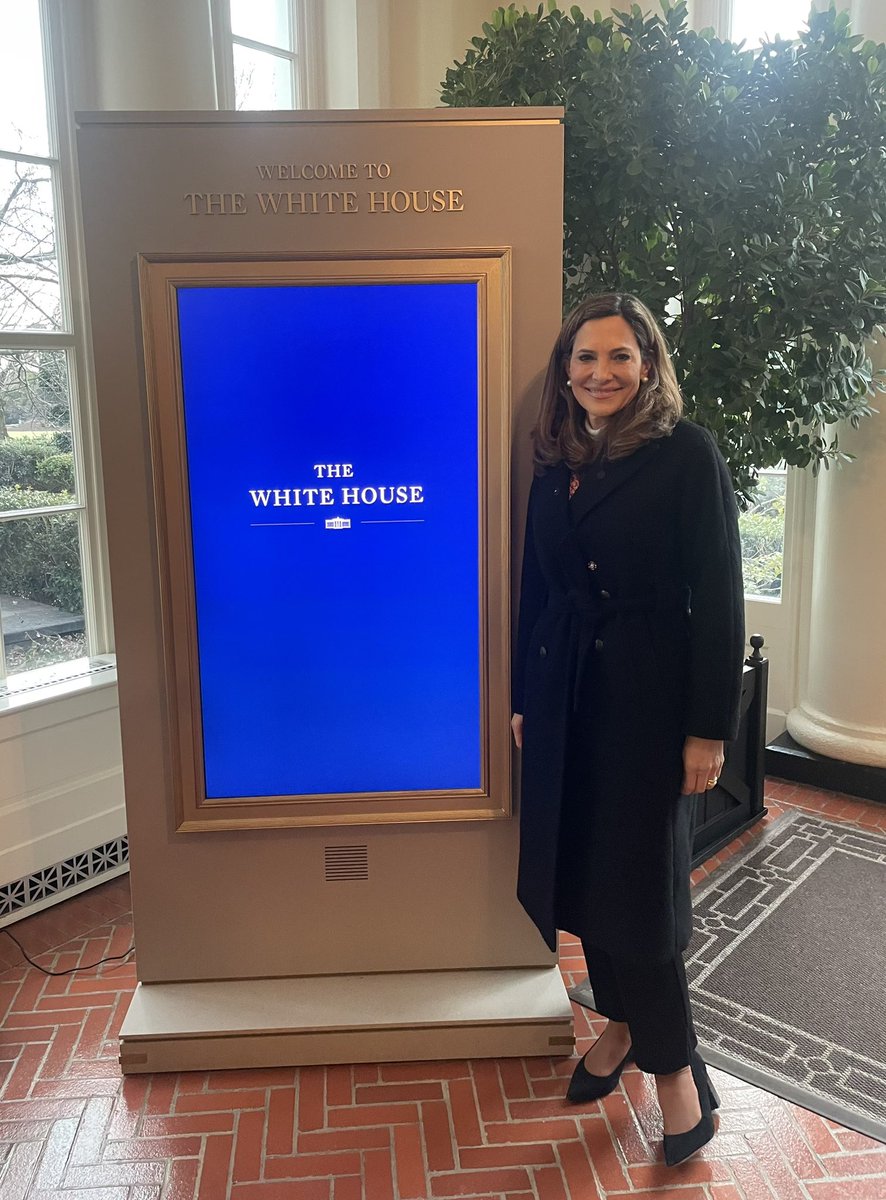 Mis padres huyeron del régimen castrista y llegaron a Estados Unidos con cinco dólares en sus bolsillos y muchas ansias de libertad.

¡Ahora su hija es invitada a la Casa Blanca!

¡Aquí traigo la esperanza en el mañana, por ellos y para todos los que creen en el Sueño Americano!