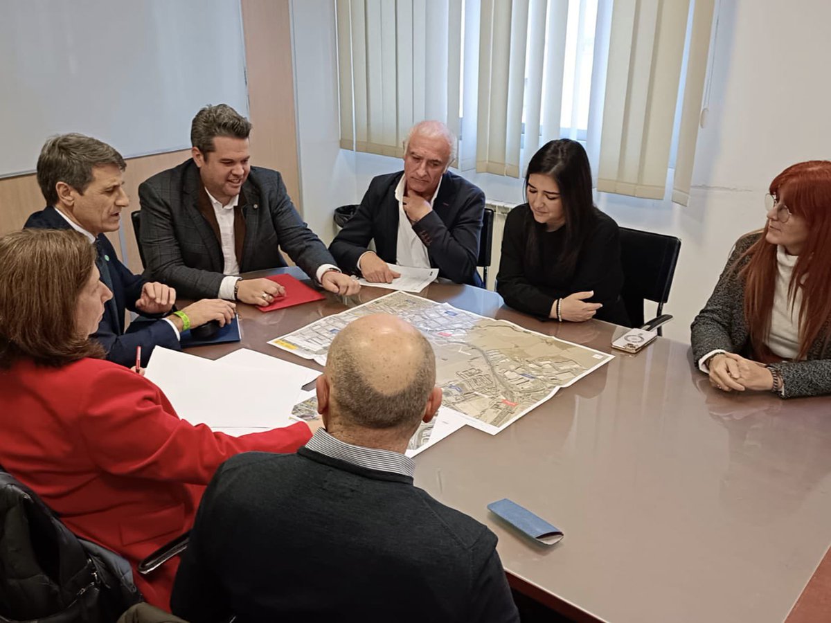 Hoy nos hemos reunido con el delegado del Gobierno en Andalucía, Pedro Fernández, para trasladarle las necesidades de Maracena, especialmente sobre las obras en la rotonda de La Cueva. Insistimos en mejorar las salidas a la circunvalación para evitar atascos y reducir accidentes.