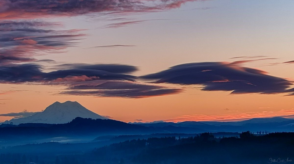 SC_CR_AERIALS's tweet photo. Lenticular clouds at sunrise this morning over Mt. Rainier.
#pnw #nature #photography #drone https://t.co/LiUdSTyOko