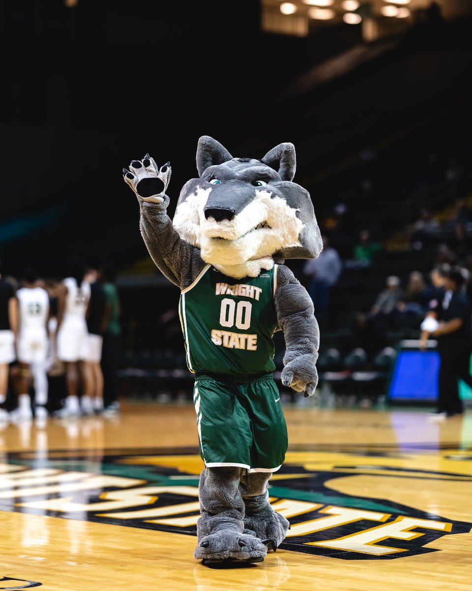 When it's International Mascot Day and you're the mascot 🐺 💚 🐾

📷: <a href="/eb_portraits/">EB Portraits. 📸</a>