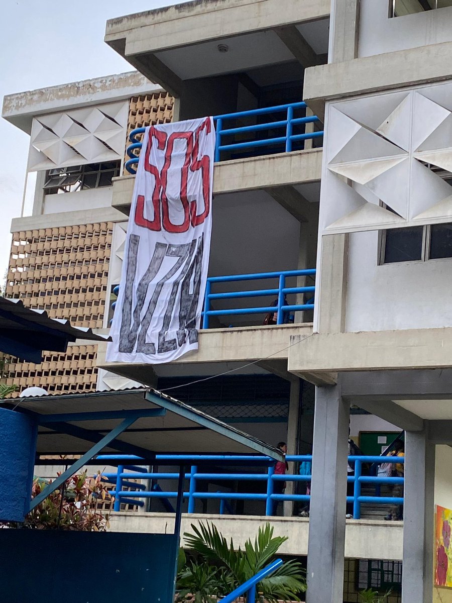 #4F Venezuela amanece con varias pancartas con #SOSVenezuela, recordando que la revolución chavista solo ha traído una grave crisis política y humanitaria a Venezuela