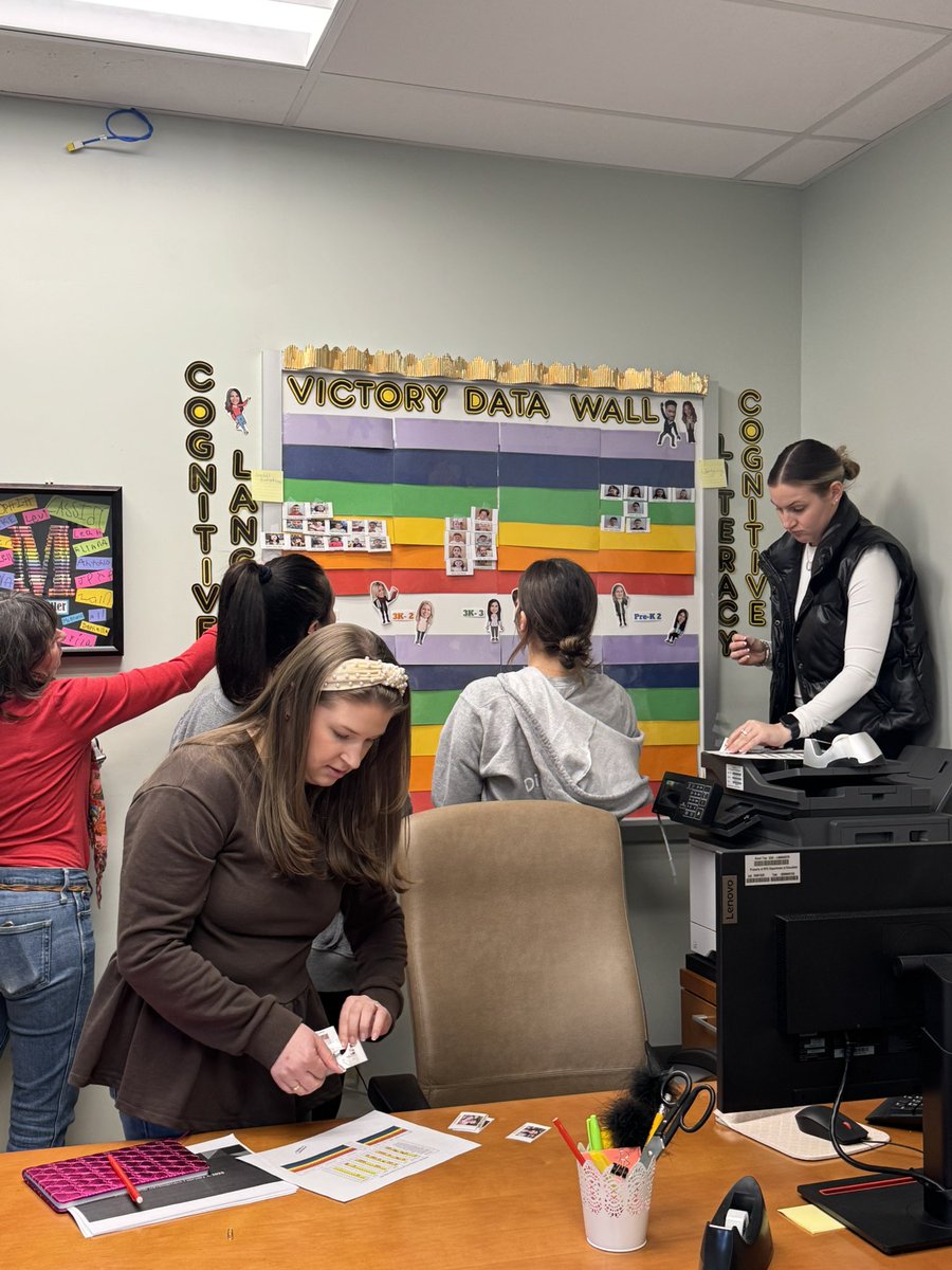 D31BeeHiveSI's tweet image. Victory staff collaborate to analyze data to support student growth #thelearningneverstops #lifelonglearners #d31prekistheplaceto🐝 

@DrJoyAbrams @AP_JelaniMiller @CSD31SI @NYCSchools