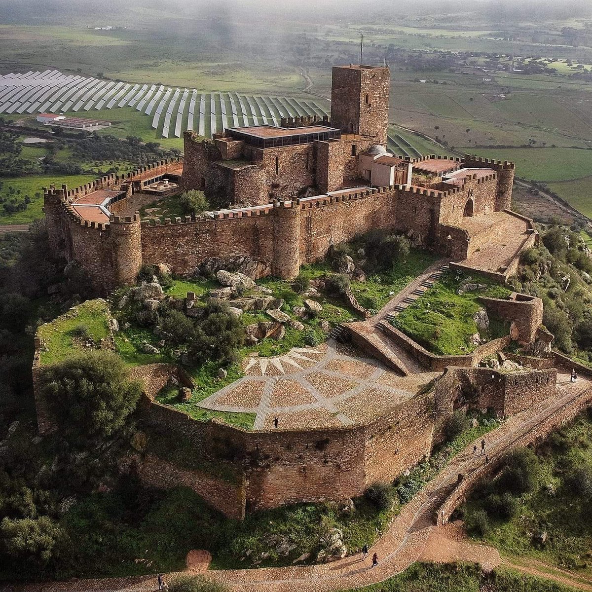 El castillo de Miraflores en Alconchel, Badajoz. Su origen como fortaleza del reino de Badajoz, fue templario y es del siglo XII, está restaurado. Sobre una colina tiene unas vistas flipantes de la comarca de Olivenza. Es un gran desconociodo